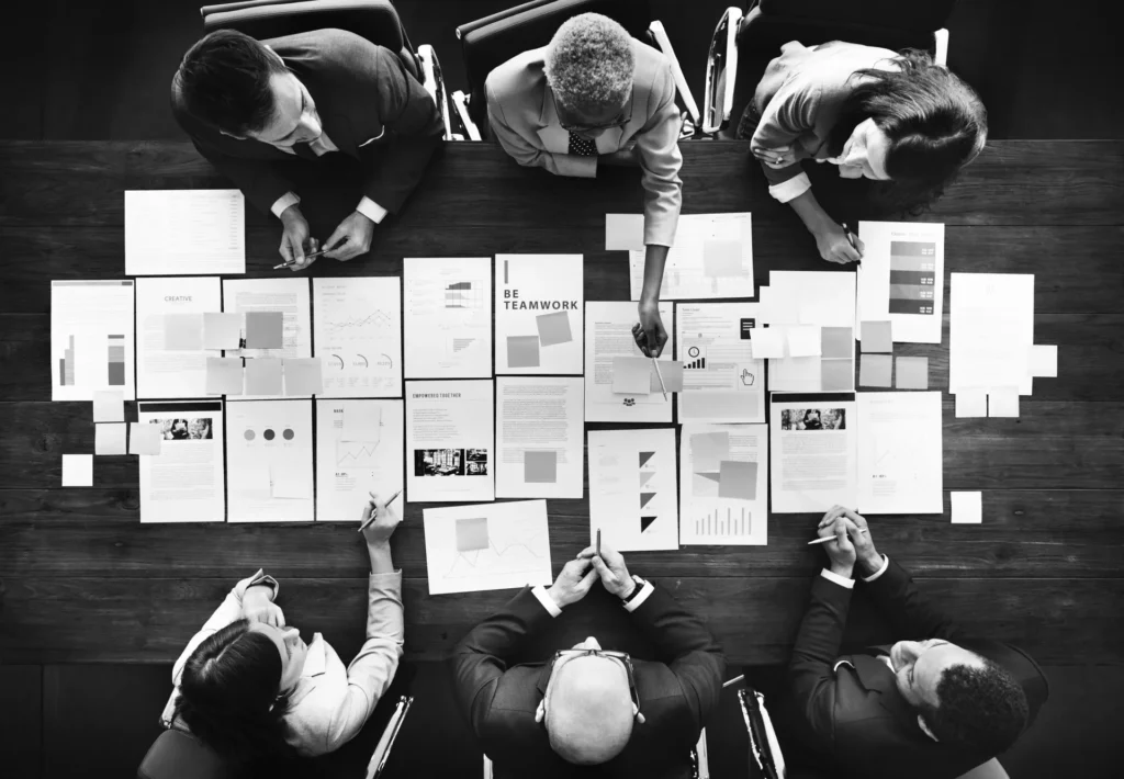 Persone che analizzano statistiche e dati finanziari
